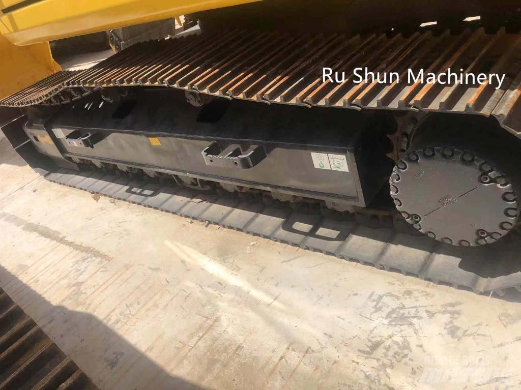 Komatsu PC 220-8 Pásová rýpadla