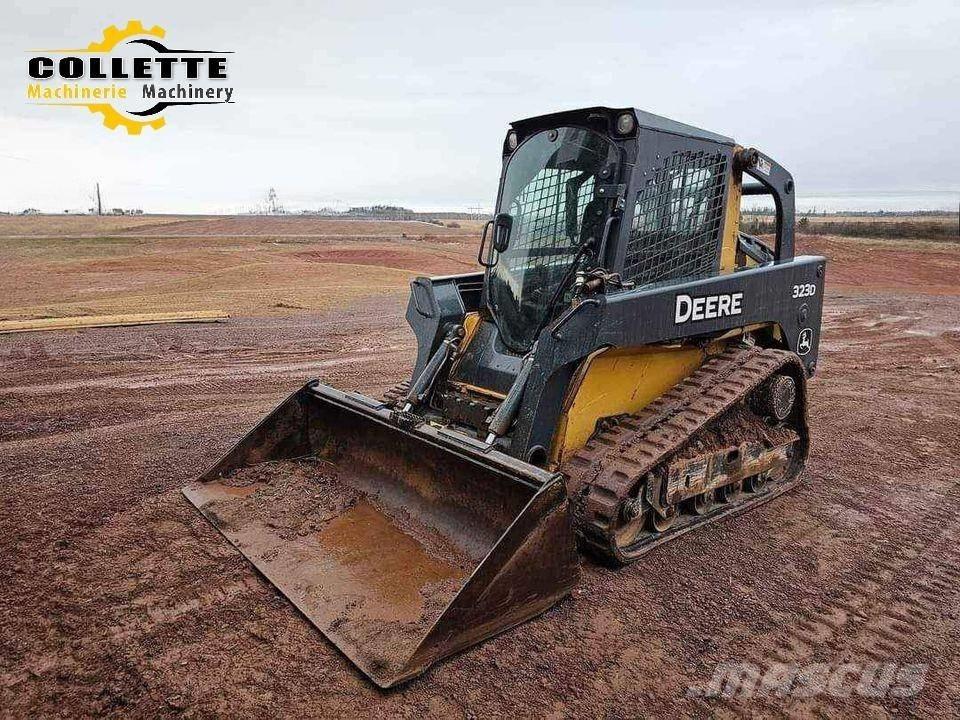 DEERE 323D Smykem řízené nakladače