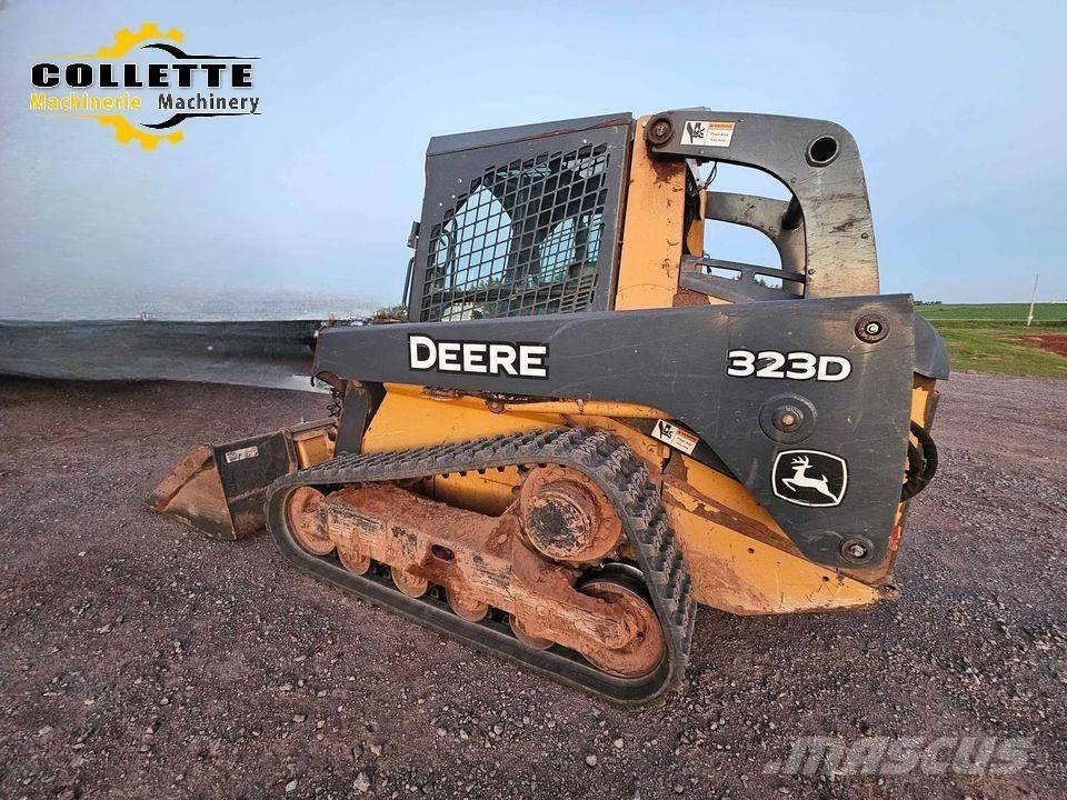 DEERE 323D Smykem řízené nakladače