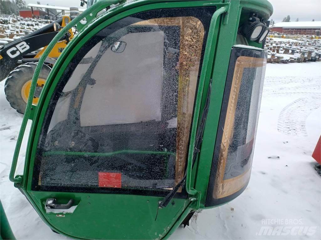 John Deere 1210e Kabiny a interiér