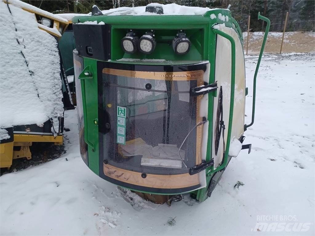 John Deere 1210e Kabiny a interiér