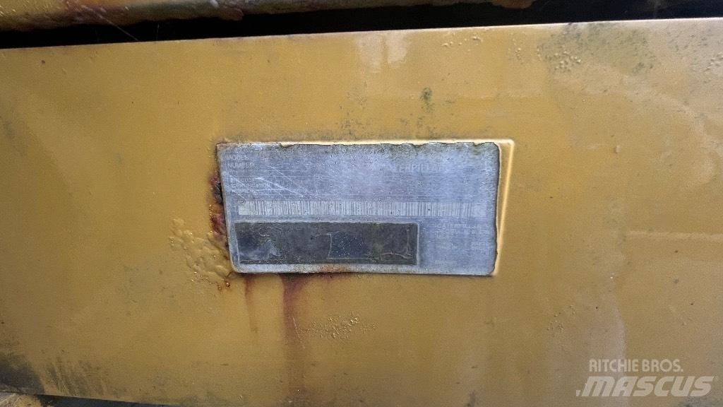 CAT 324 D L Pásová rýpadla