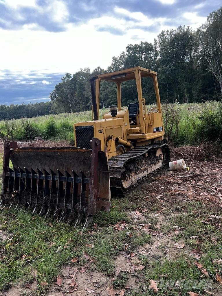CAT D 3 B Pásové dozery