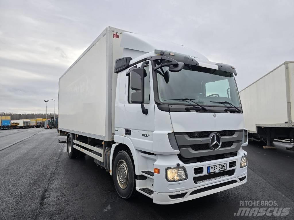 Mercedes-Benz 1832 Skříňová nástavba
