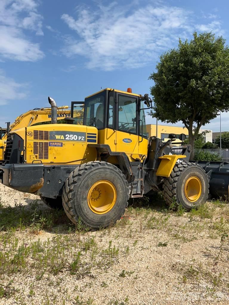 Komatsu WA 250 PZ-6 Kolové nakladače