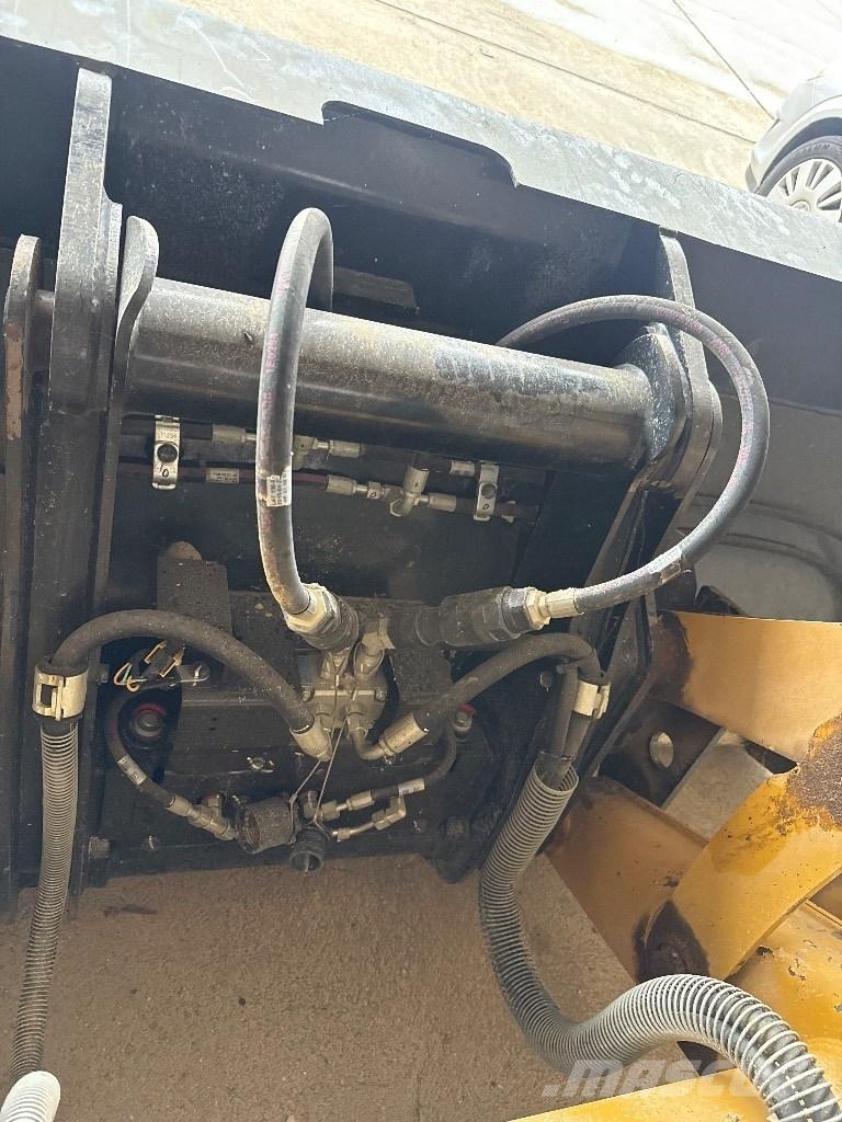 CAT 432 Rýpadlo-nakladače