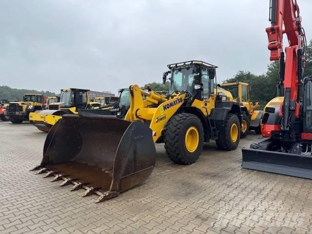 Komatsu WA 320 Kolové nakladače