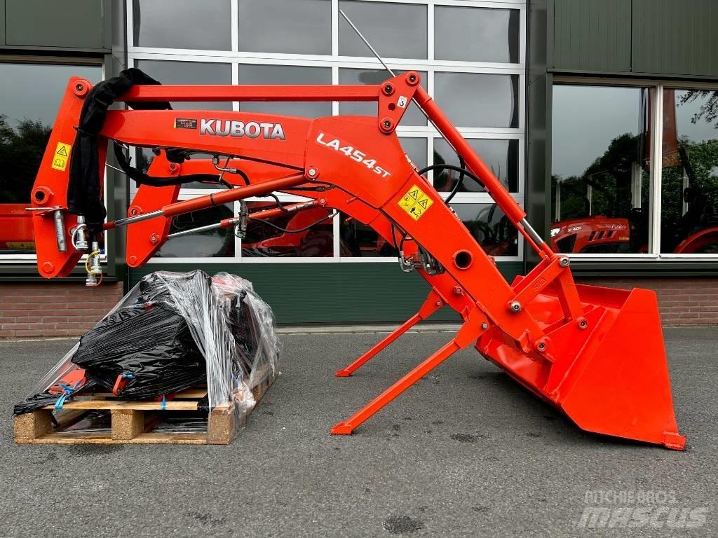 Kubota LA454ST Kompaktní přídavné zařízení pro traktory