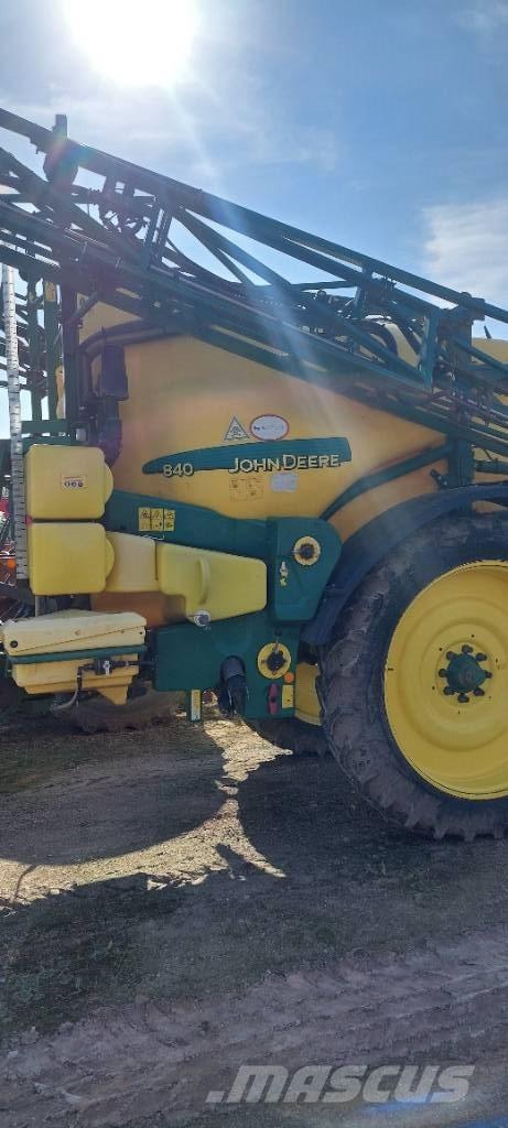 John Deere 840 Tažené postřikovače