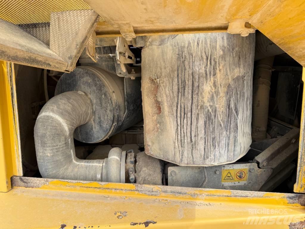 Komatsu D 155 AX-6 Pásové dozery