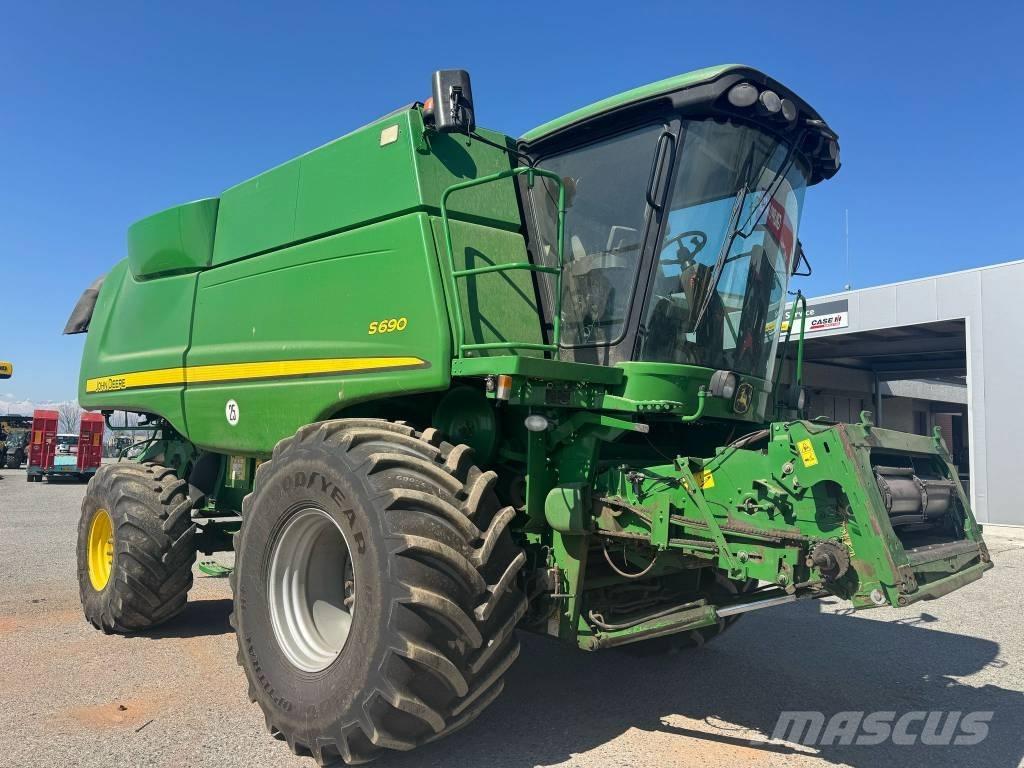 John Deere S 690 Sklízecí mlátičky
