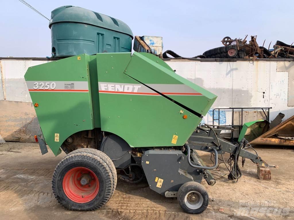 Fendt 3250 Lis na válcové balíky