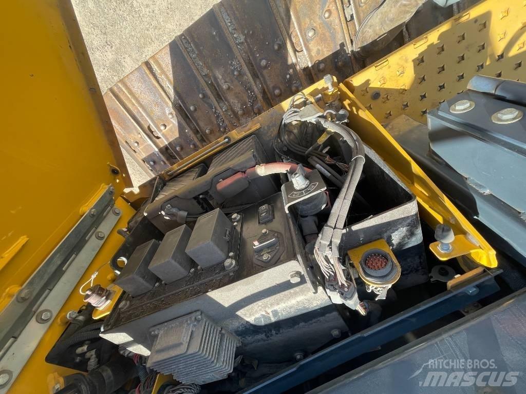DEERE 700K Pásové dozery