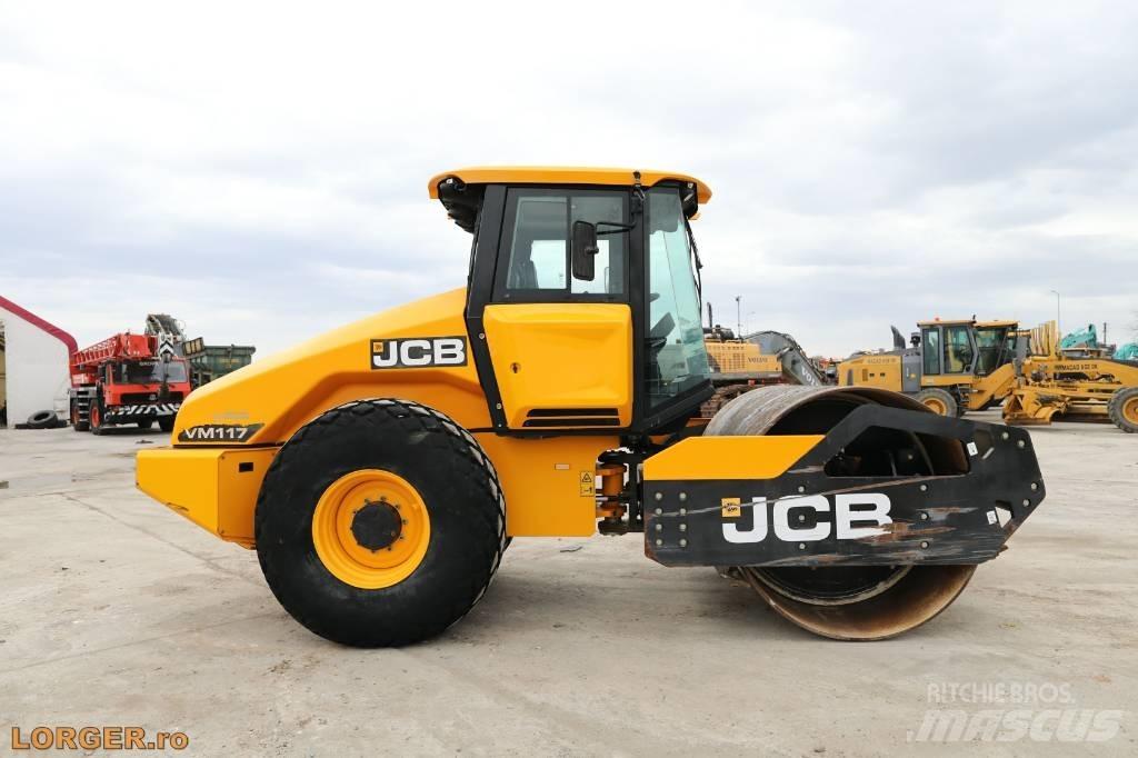 JCB VM 117 Půdní kompaktory