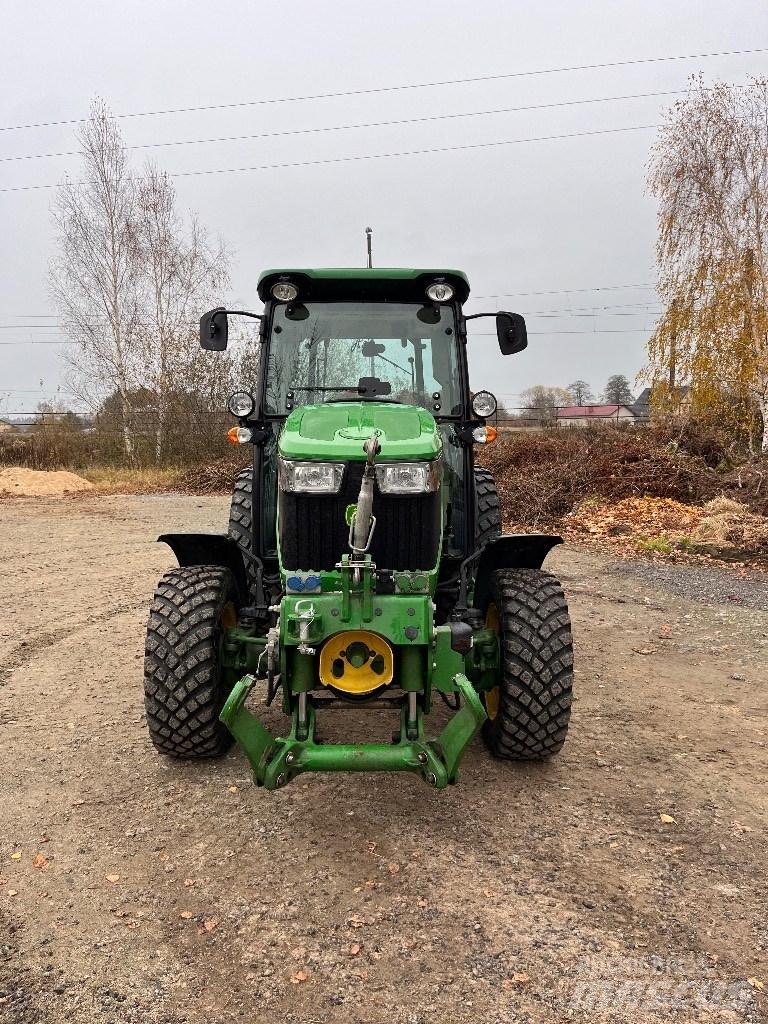 John Deere 5105 GF Traktory