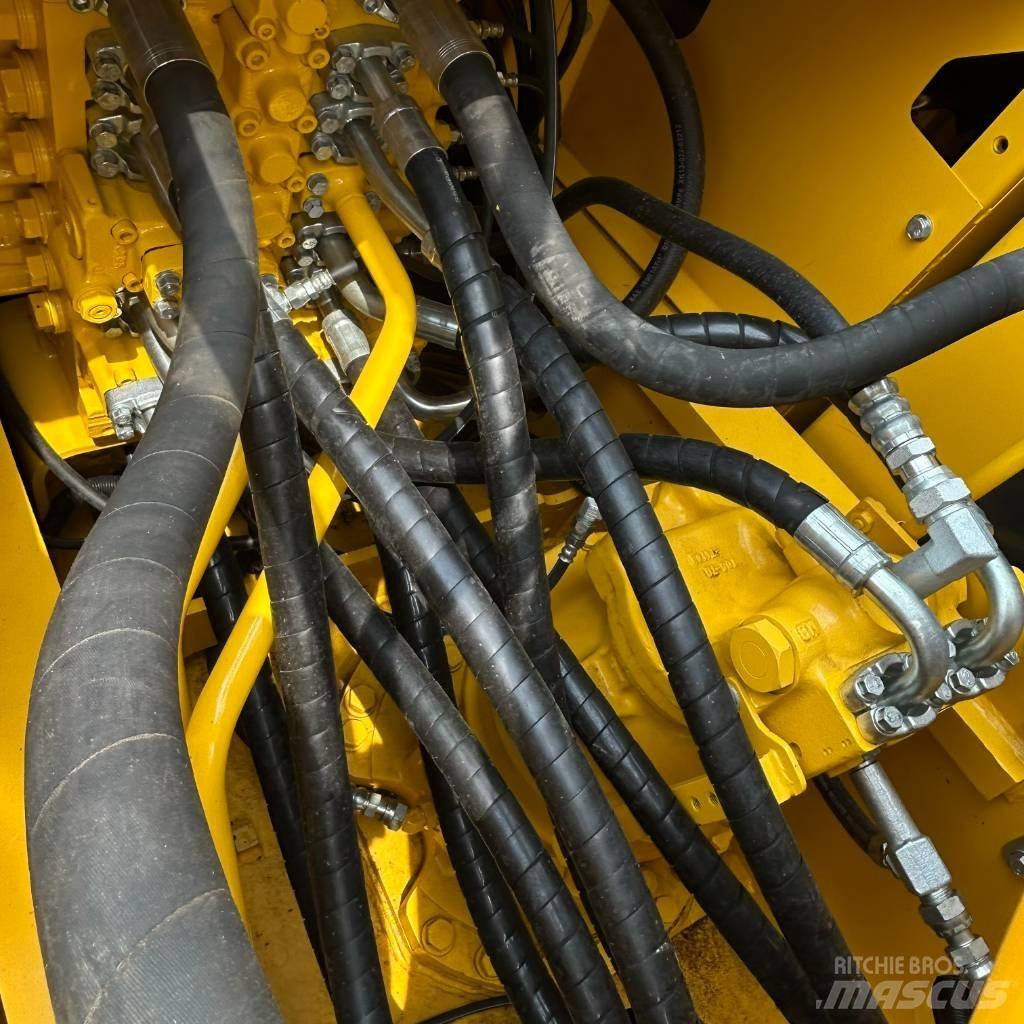 Komatsu 220-8 Pásová rýpadla