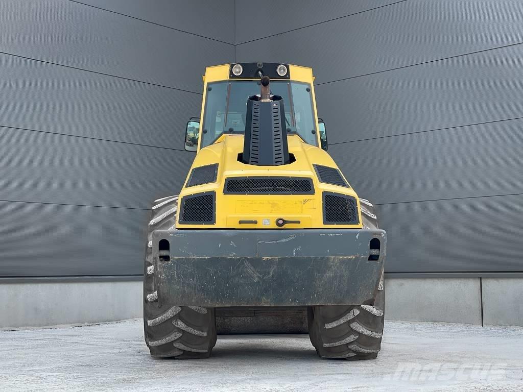 Bomag BW 216 DH-4i Tahačové válce