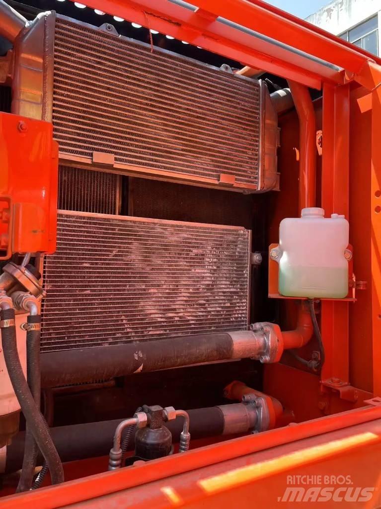 Doosan DX225LC Pásová rýpadla