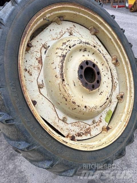 Dunlop 9.5R44 Pneumatiky, kola a ráfky