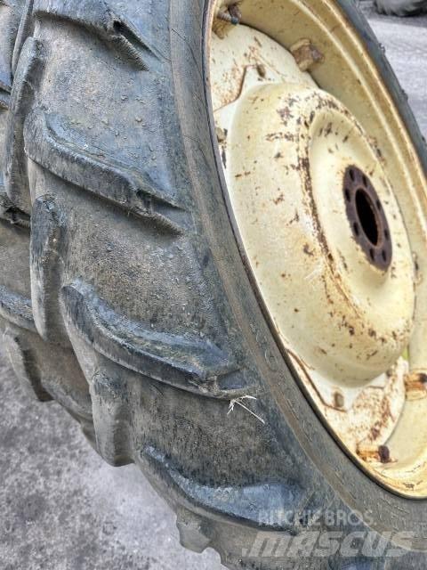 Dunlop 9.5R44 Pneumatiky, kola a ráfky
