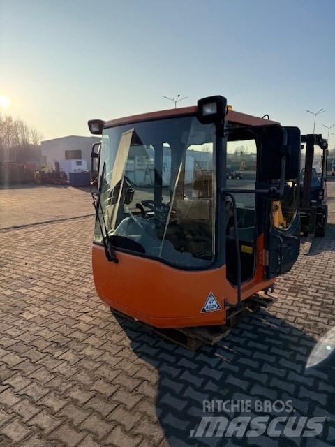 Doosan DL 420-3 CAB Kabiny a interiér