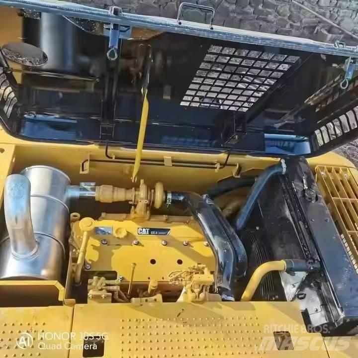 CAT 320D2 Pásová rýpadla