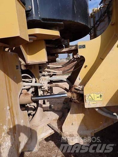 CAT 966M Kolové nakladače