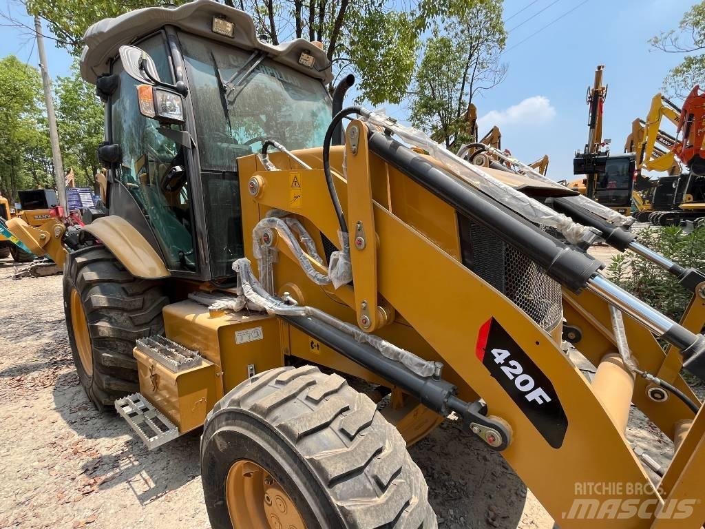 CAT CAT420F Kolové nakladače