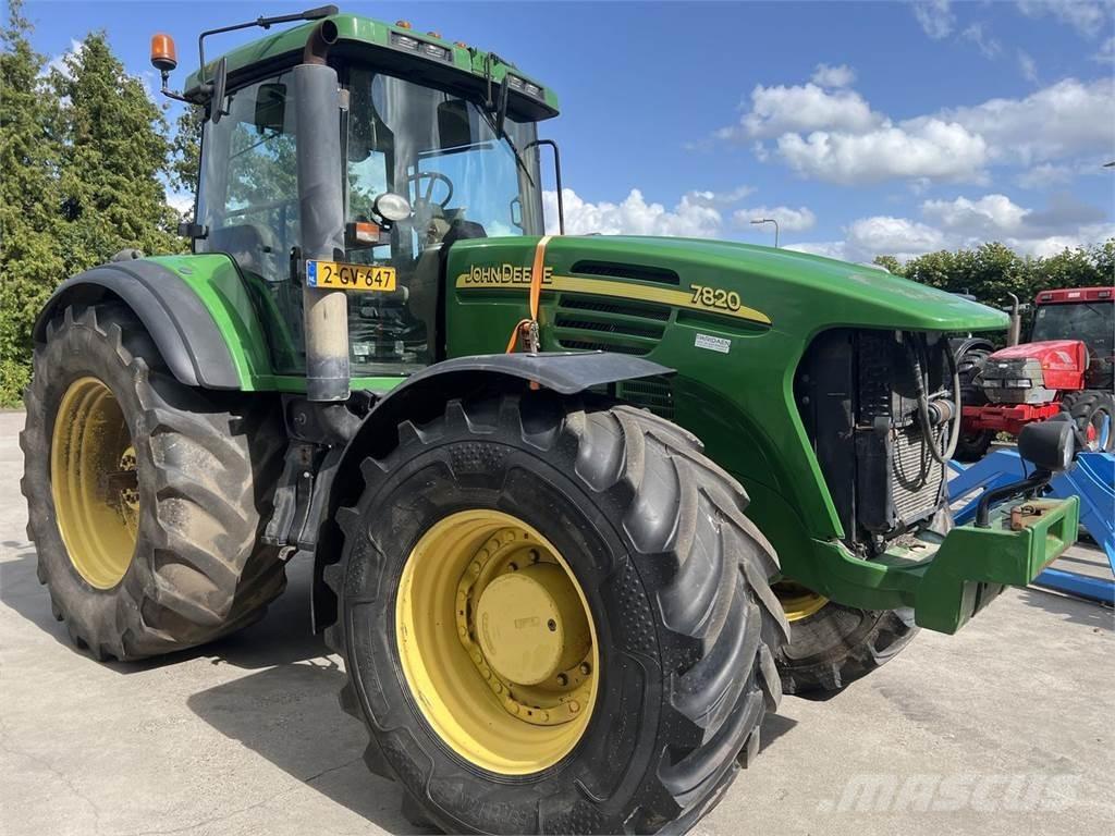 John Deere 7820 Traktory