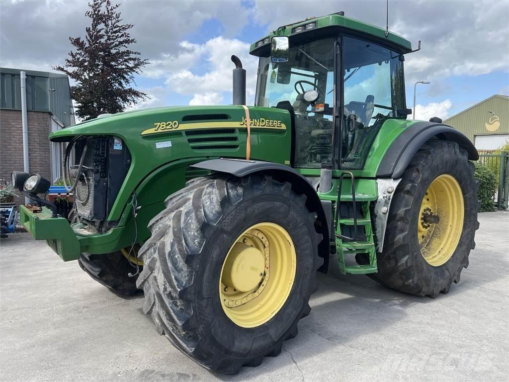 John Deere 7820 Traktory