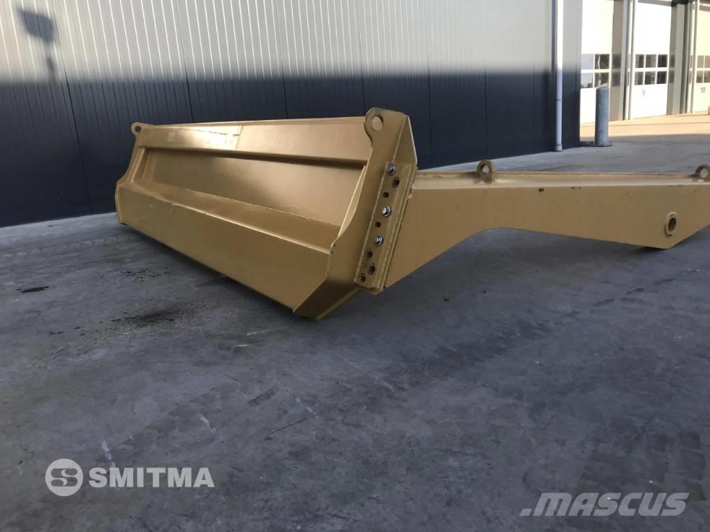 CAT 735C Zadní dveře