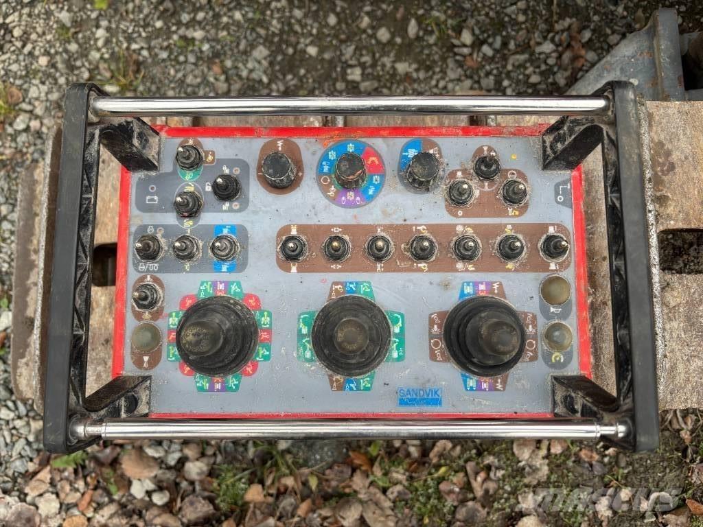 Sandvik Dino DC400Ri Povrchové vrtací stroje