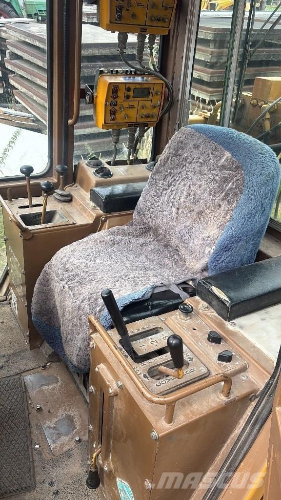 CAT D 4 C Pásové dozery