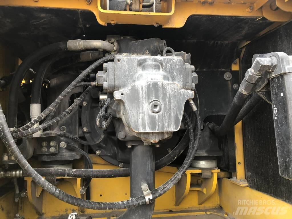 Komatsu 300 -7 Pásová rýpadla