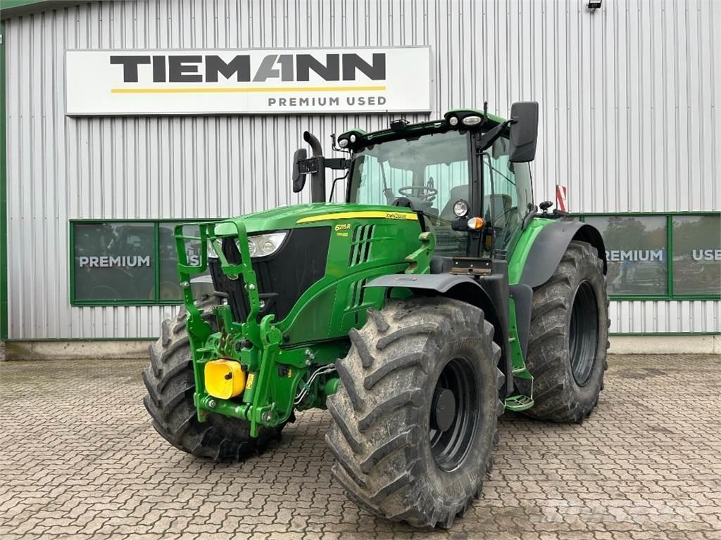 John Deere 6215R Traktory