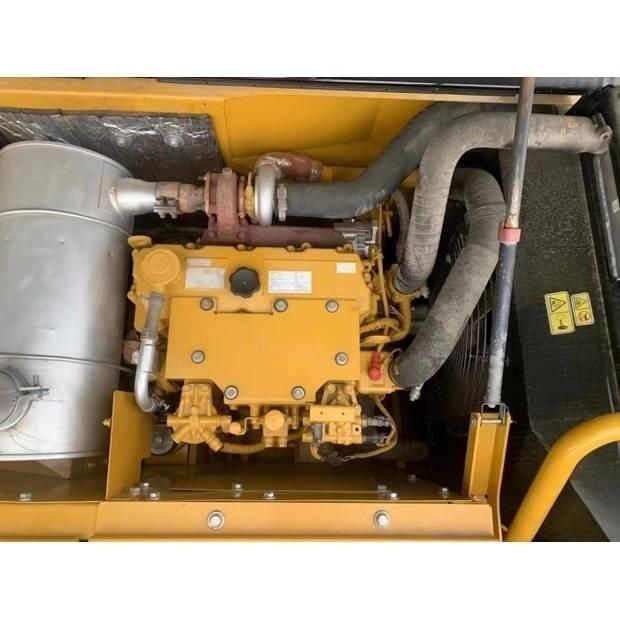 CAT 318d2 Pásová rýpadla