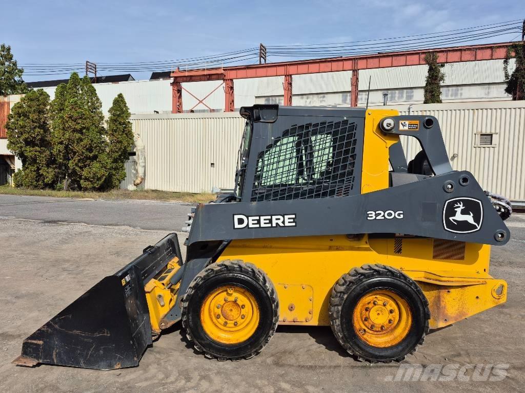 John Deere 320G Smykem řízené nakladače