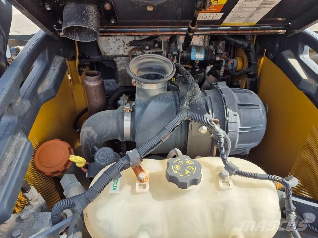 John Deere 320G Smykem řízené nakladače