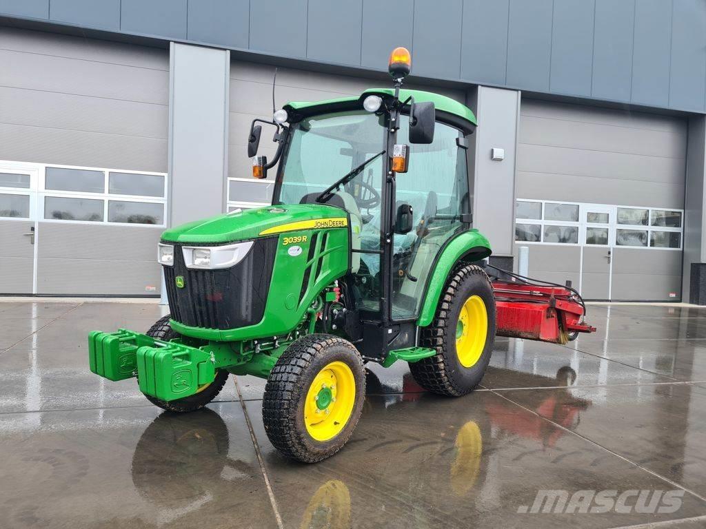 John Deere 3039R Traktory