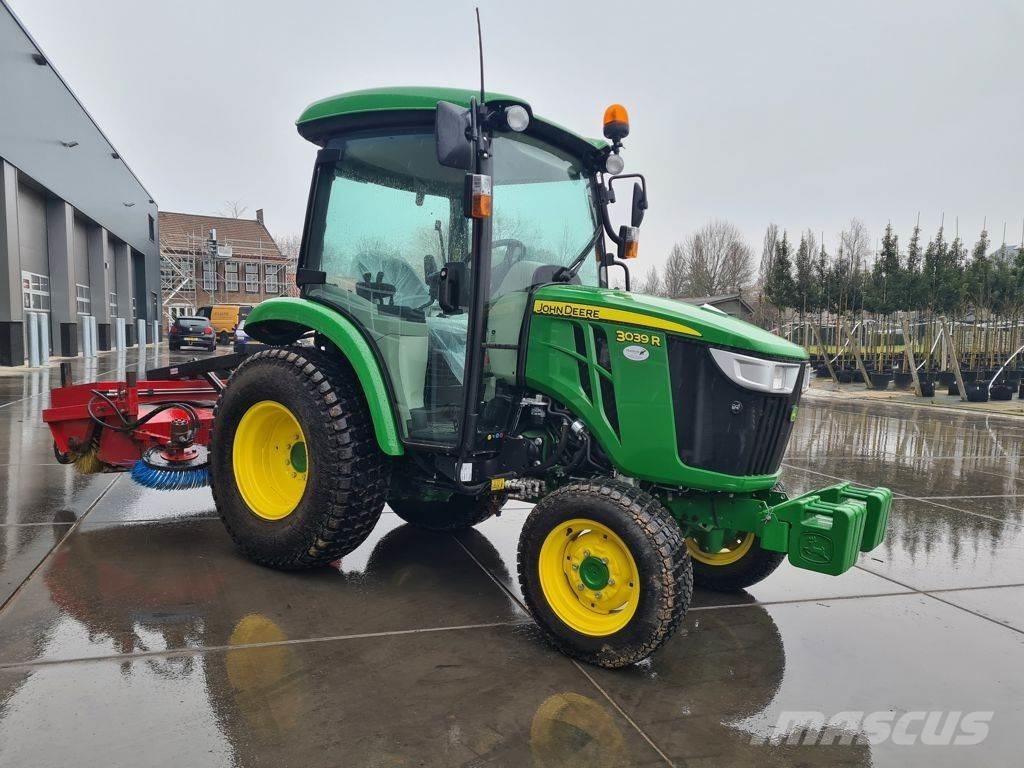 John Deere 3039R Traktory