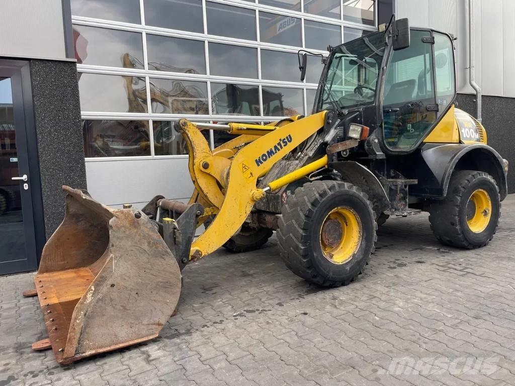 Komatsu WA100 Kolové nakladače