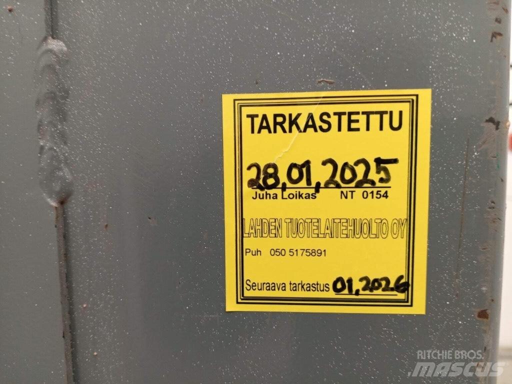 SkyJack SJ 16 Vertikální sloupové výtahy