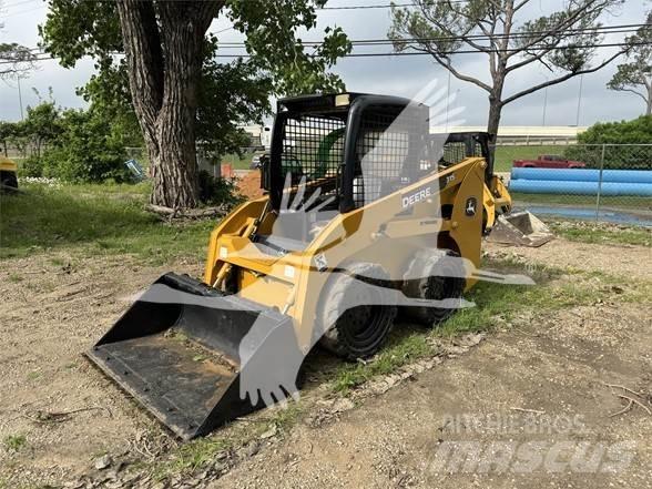 John Deere 315 Smykem řízené nakladače