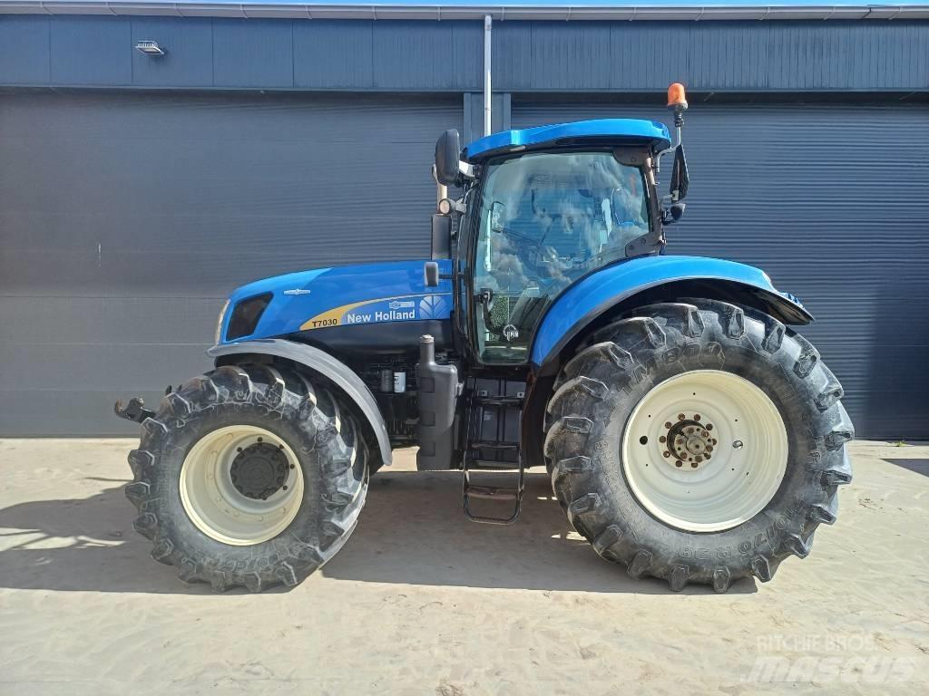 New Holland T7030AC Traktory