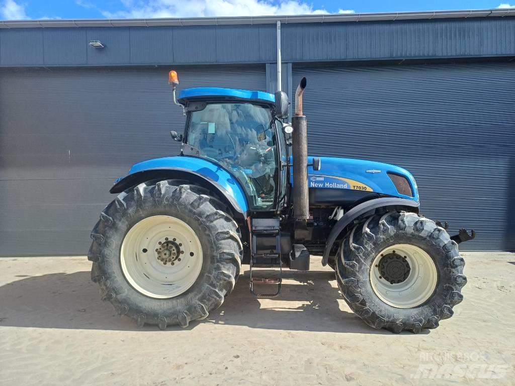 New Holland T7030AC Traktory