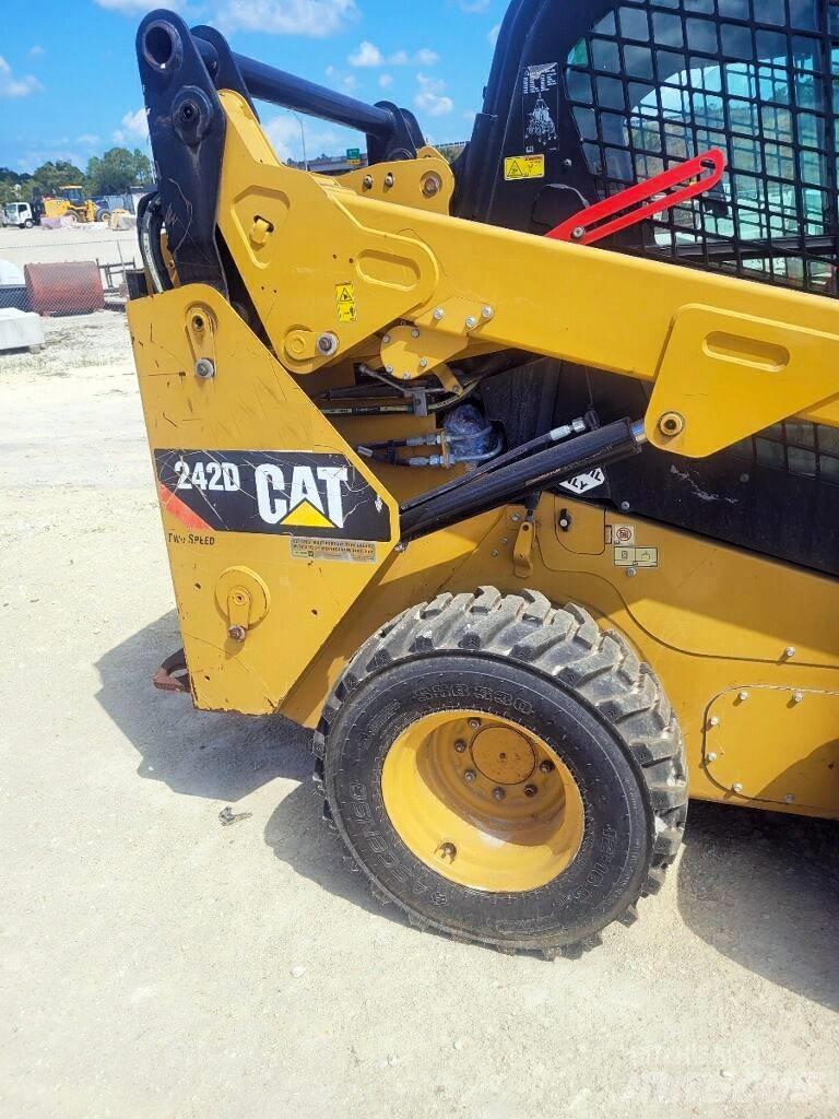 CAT 242 D Smykem řízené nakladače