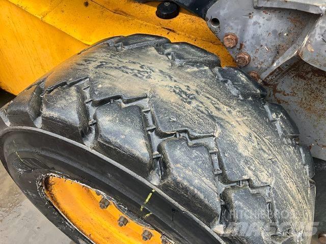 JCB 225 Smykem řízené nakladače