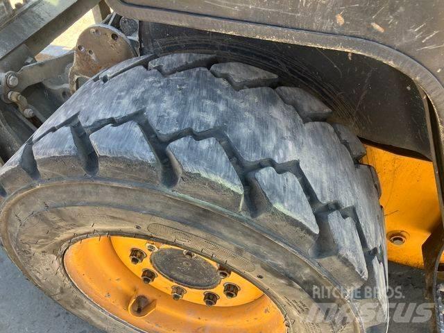 JCB 225 Smykem řízené nakladače