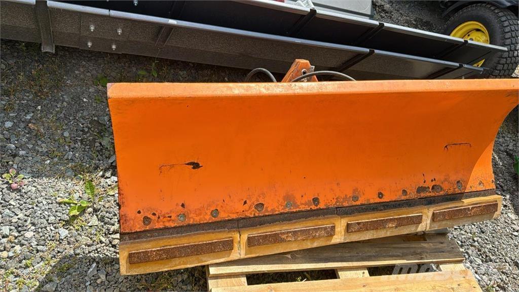 John Deere 3720 Kompaktní traktory