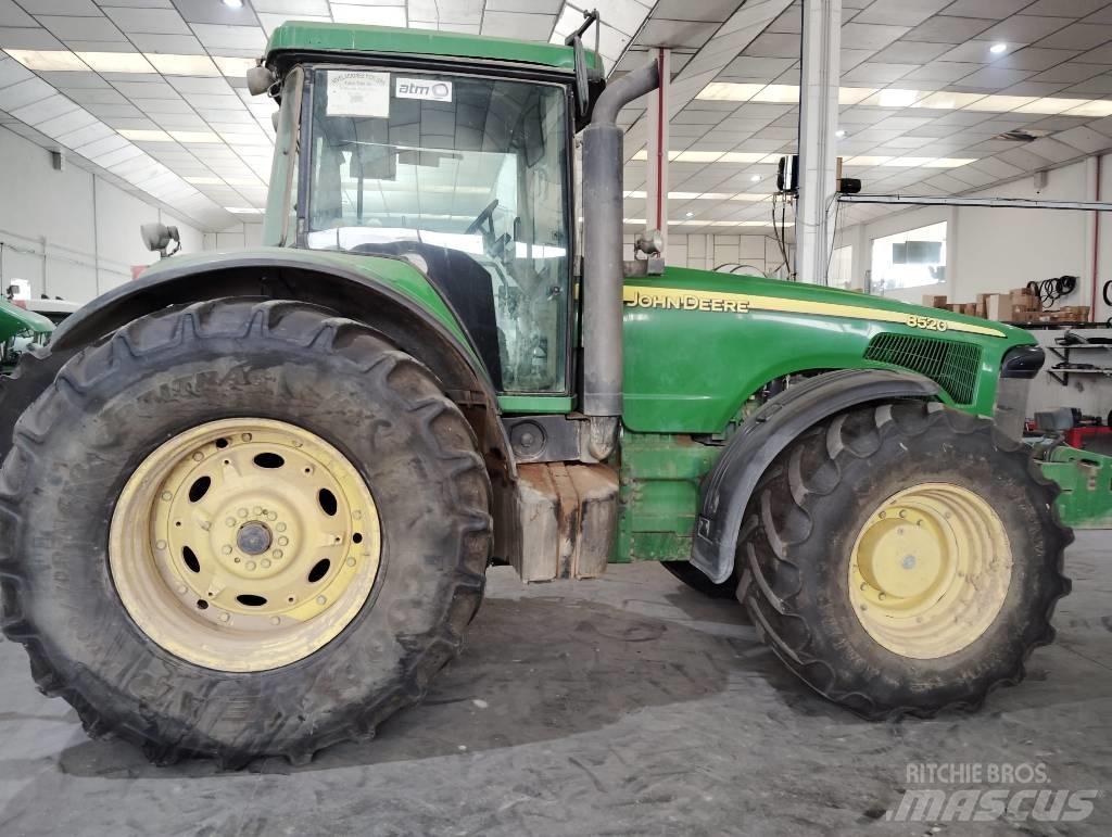 John Deere 8520 Traktory